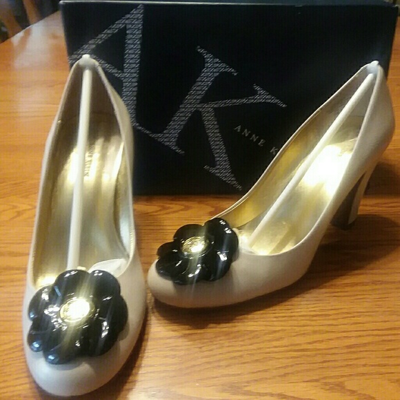 Anne Klein Shoes - Ivory Leather Heels with Black Flower